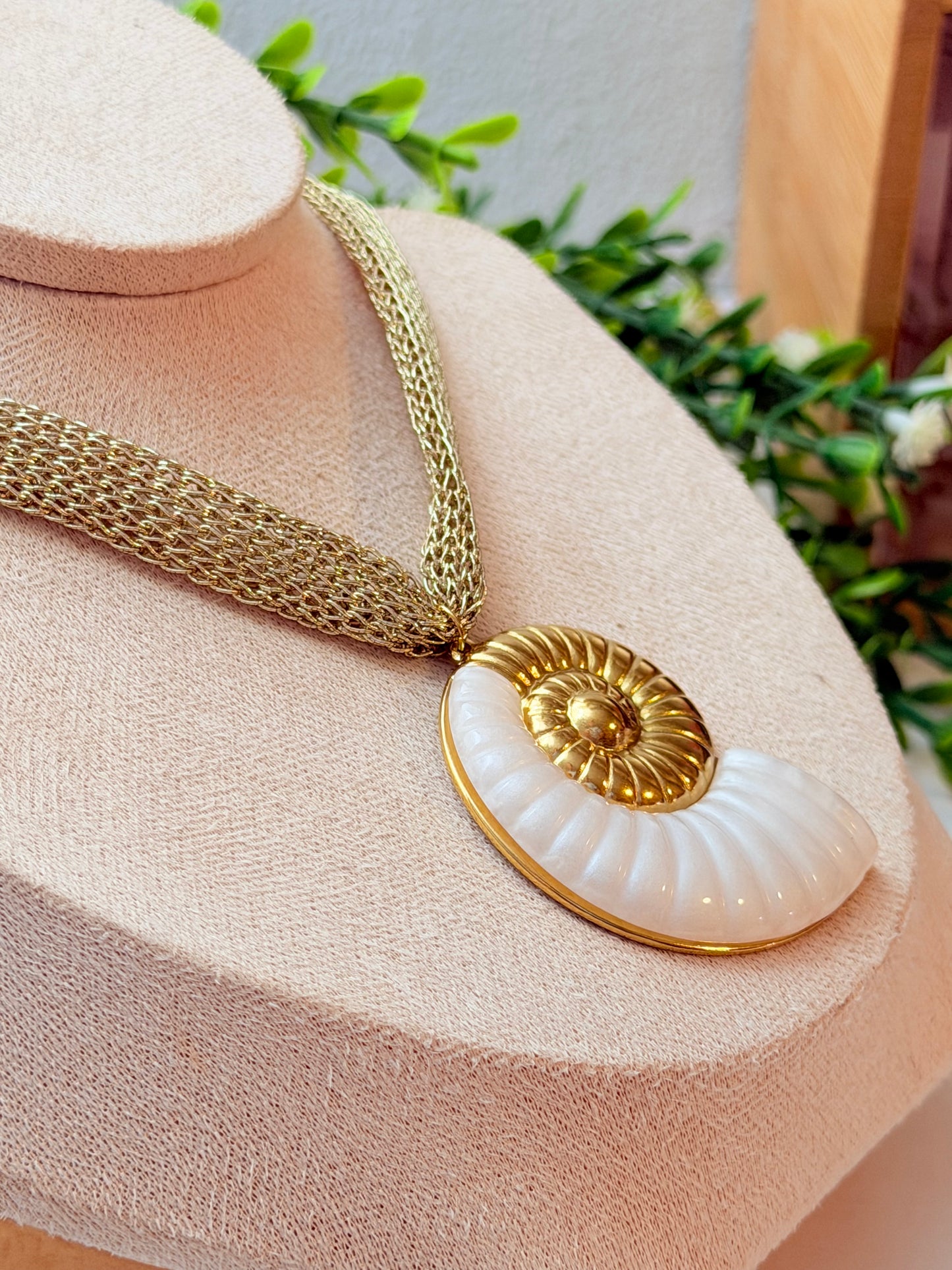 Collar dorado con caracol