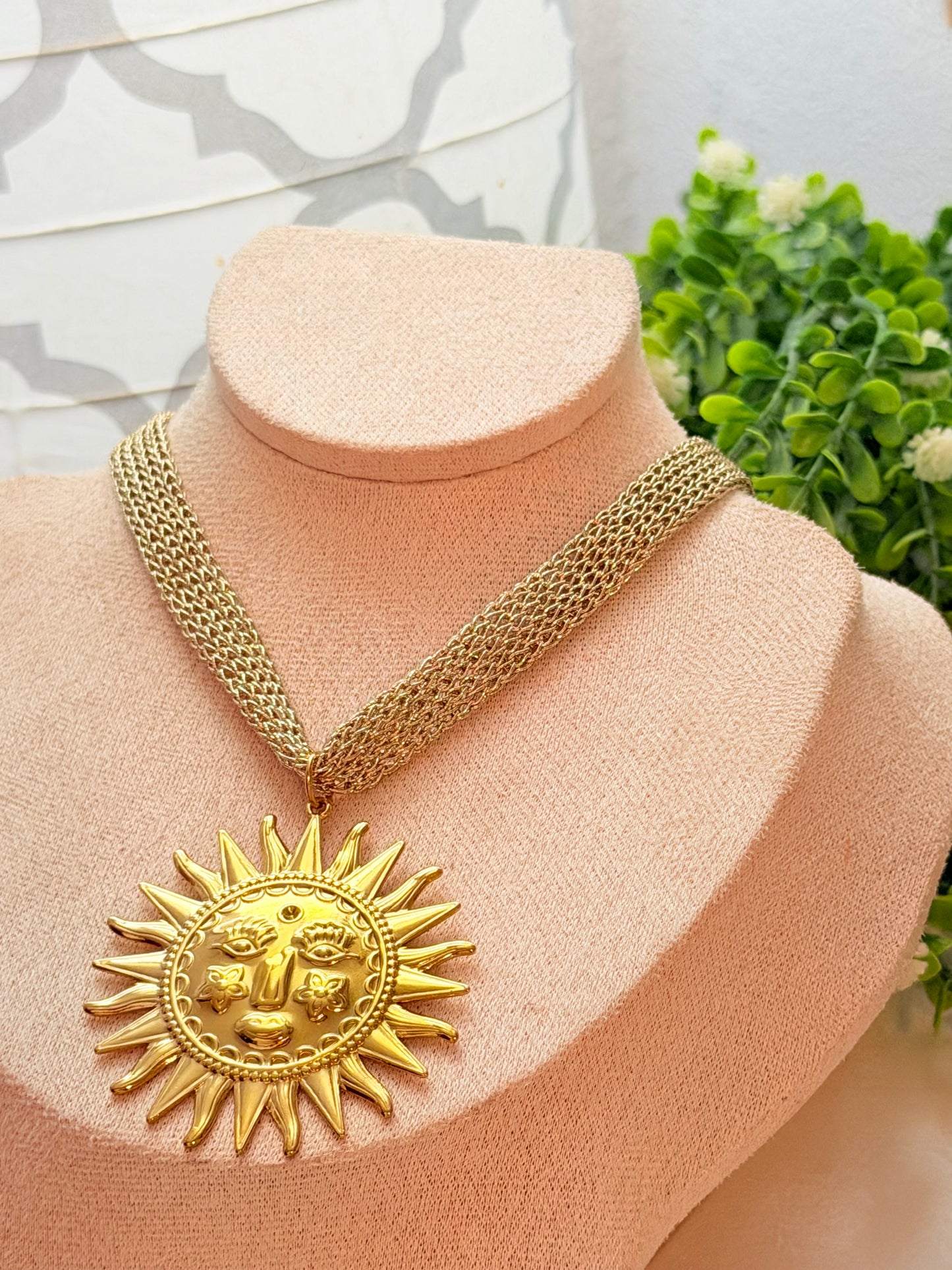 Collar dorado de sol