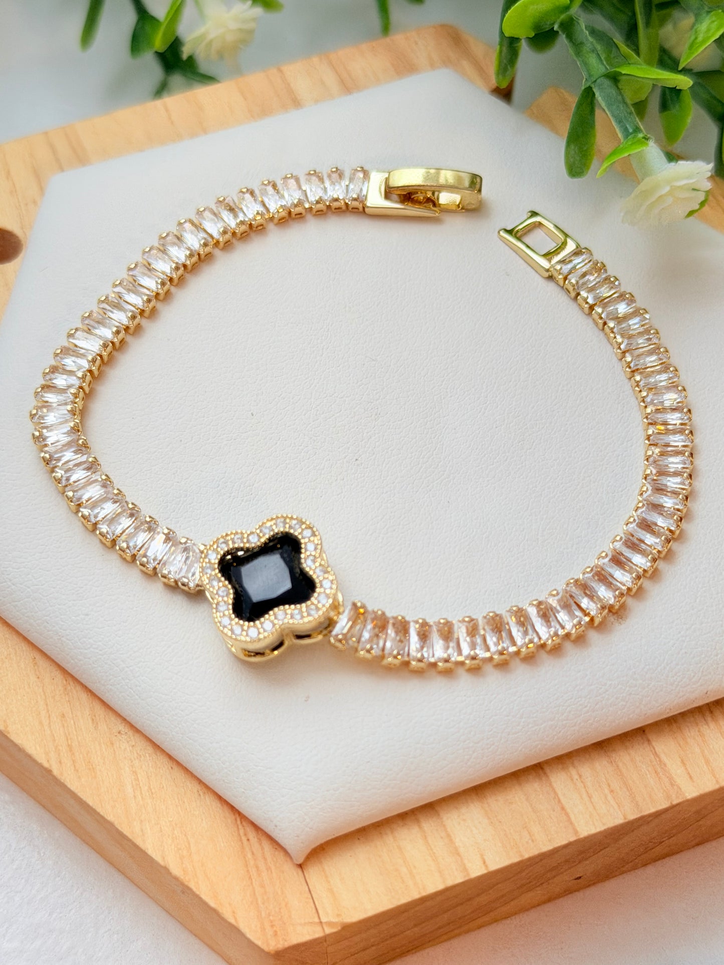 Pulsera claff negra y zirconia
