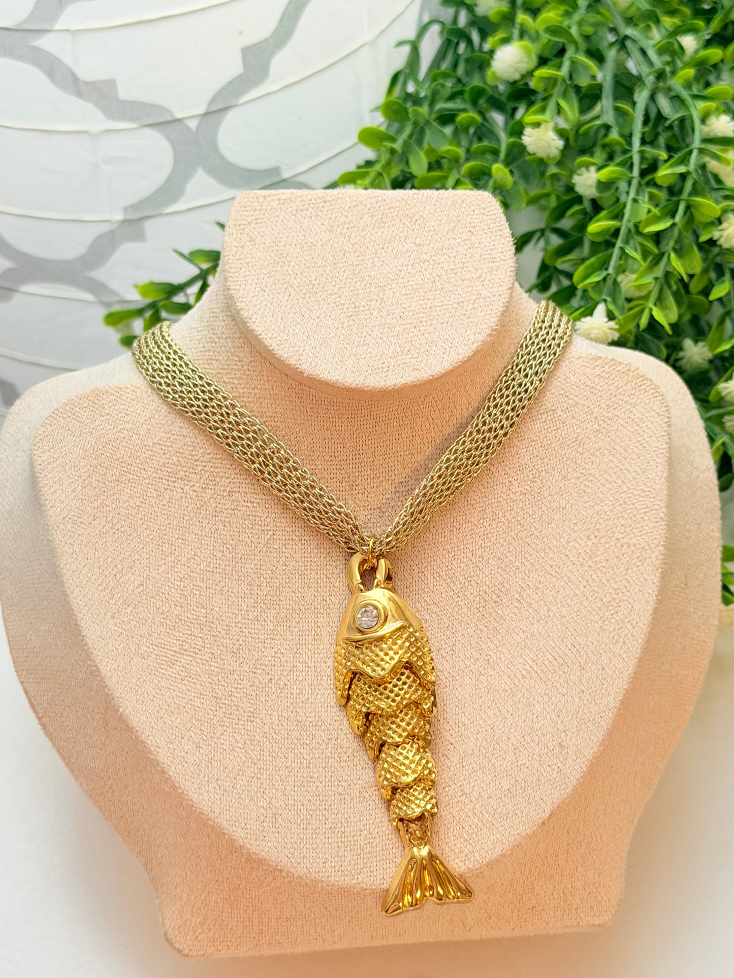 Collar dorado con pez