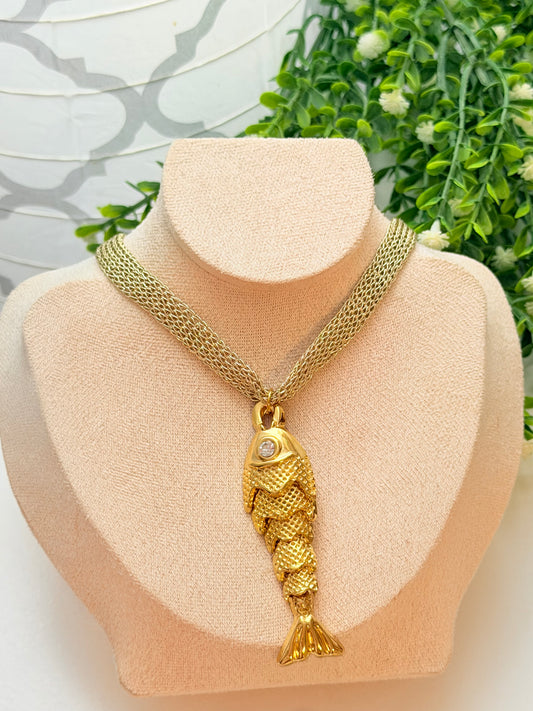 Collar dorado con pez