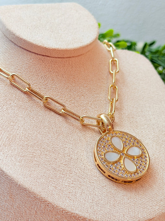 Collar de trébol nakar