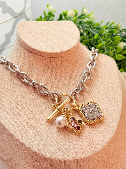 Collar dos tonos con charms