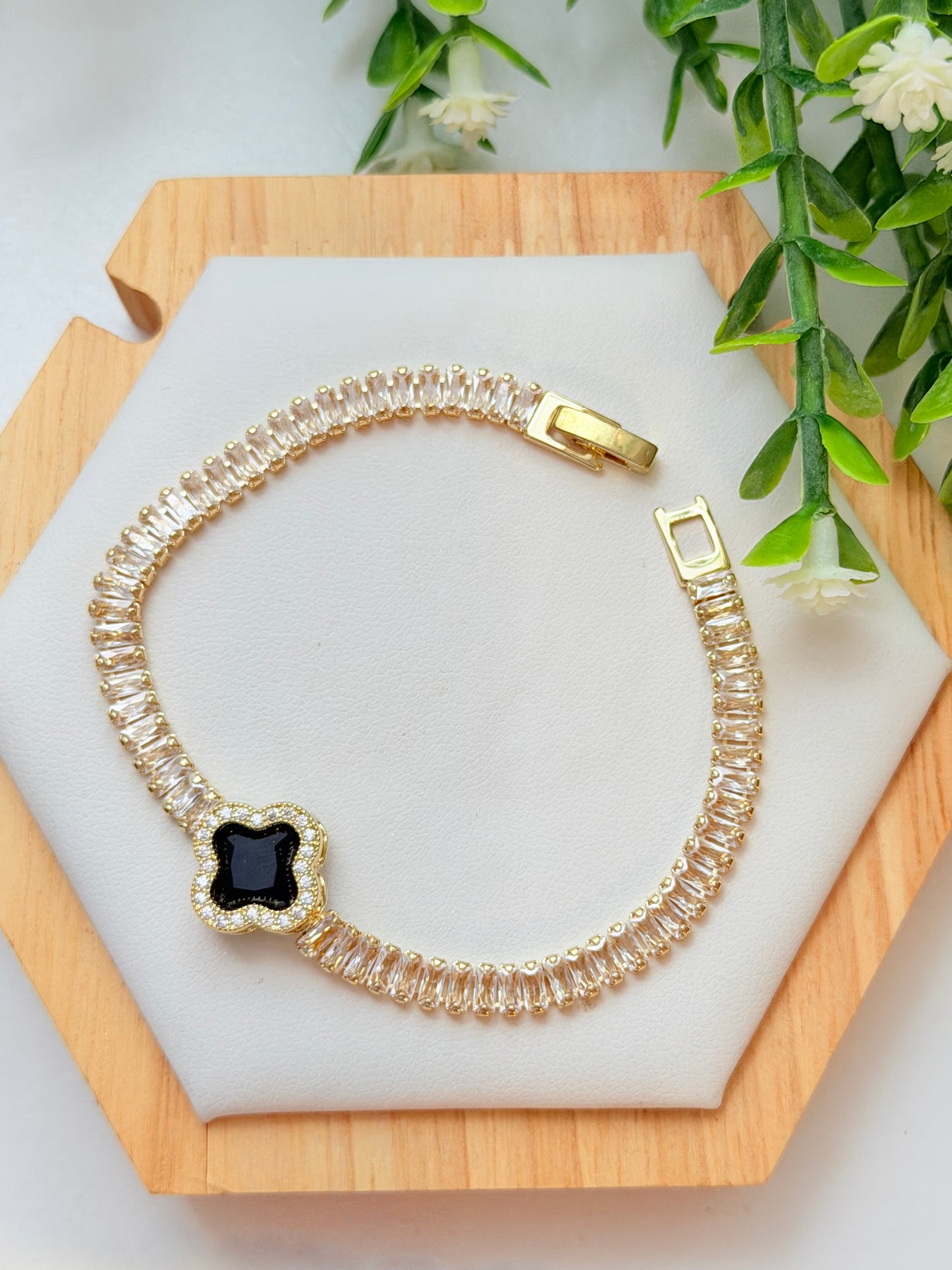Pulsera claff negra y zirconia