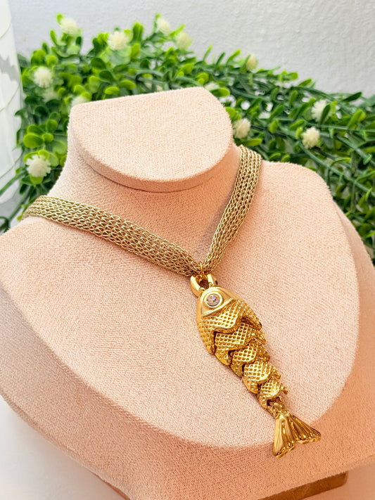 Collar dorado con pez