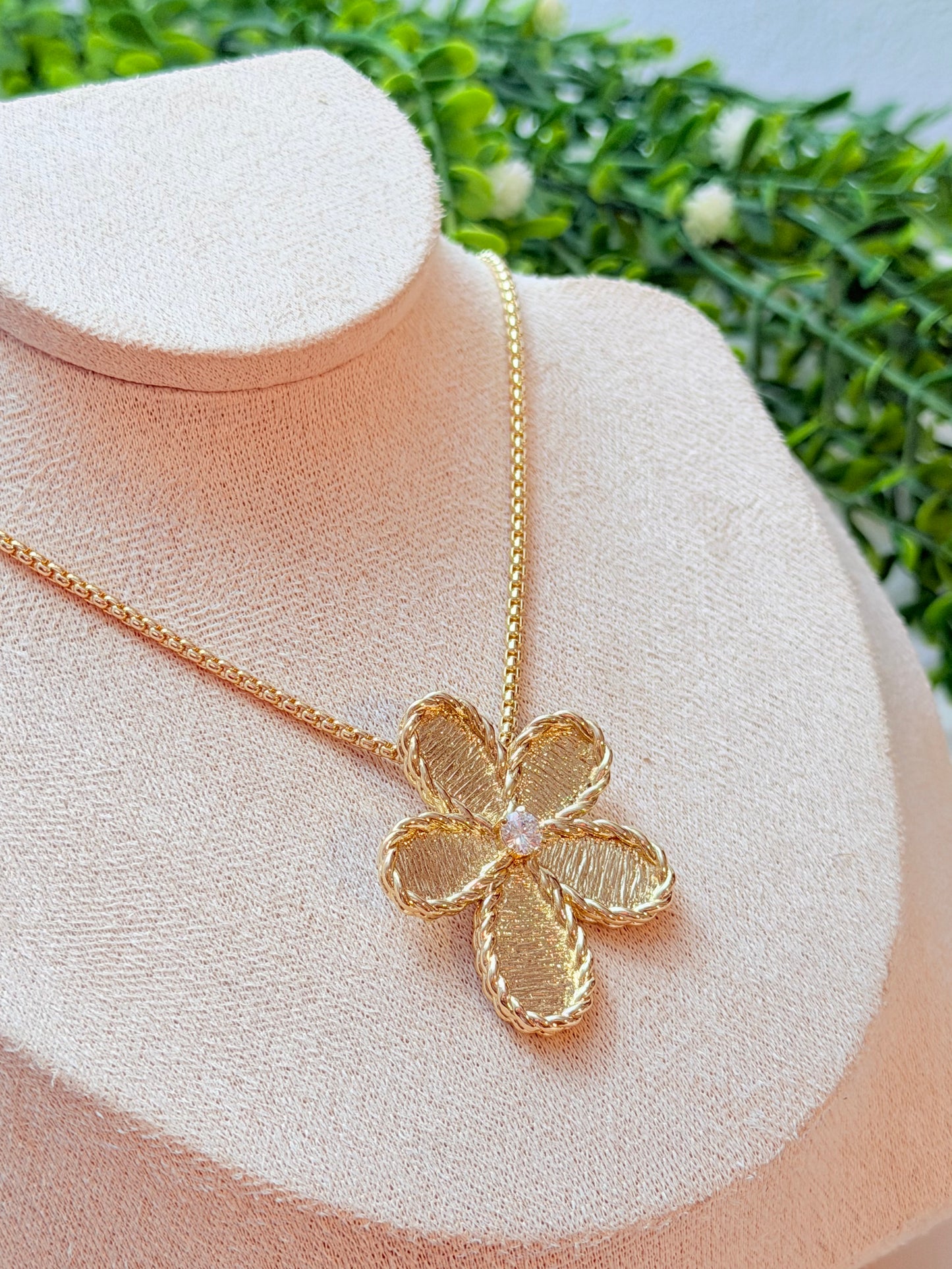 Collar flor dorada