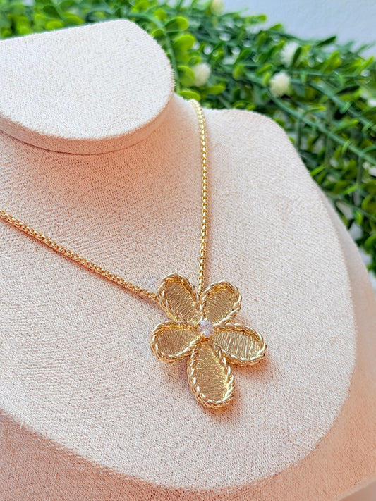 Collar flor dorada