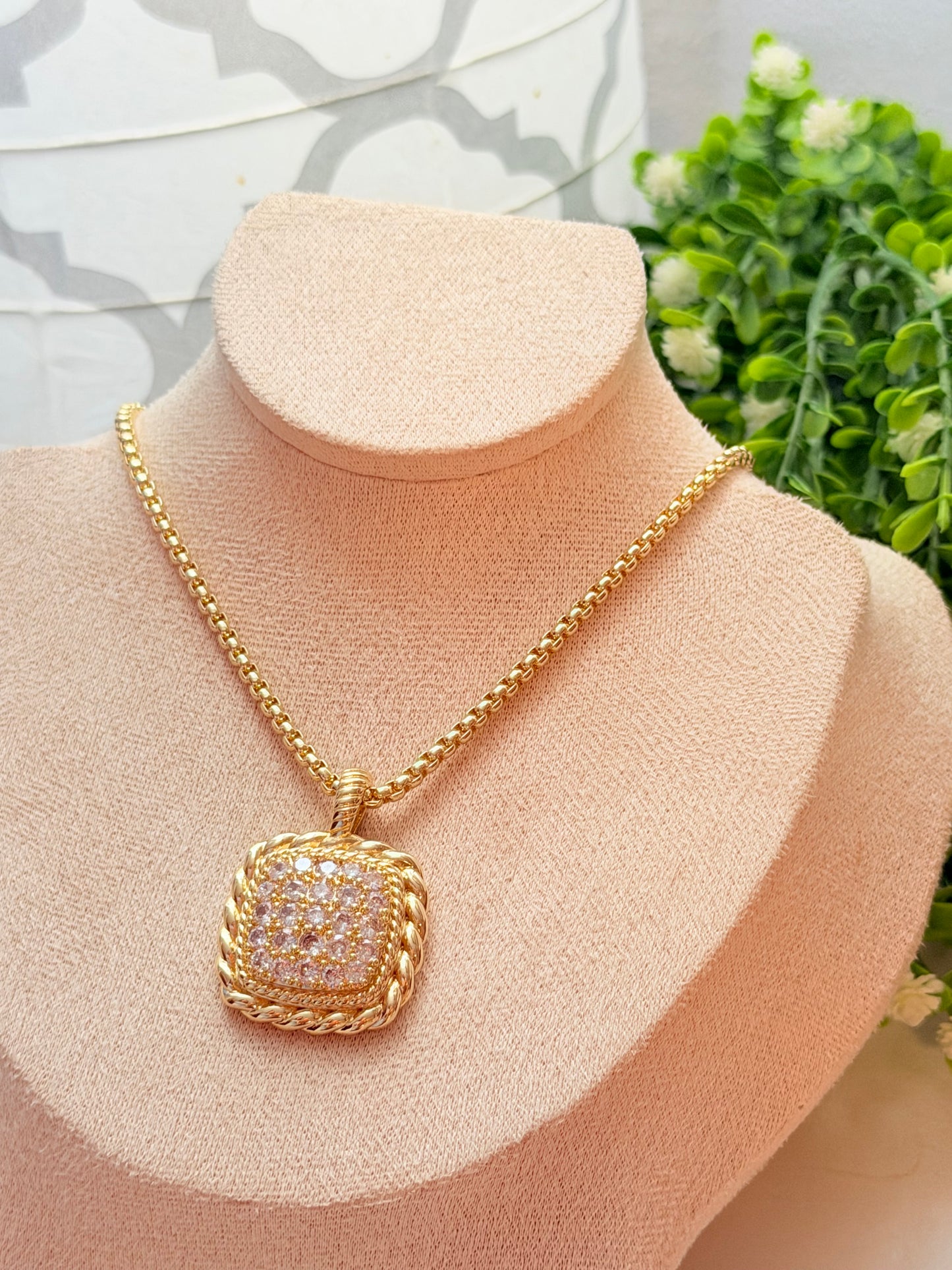 Collar de cubo con zirconia