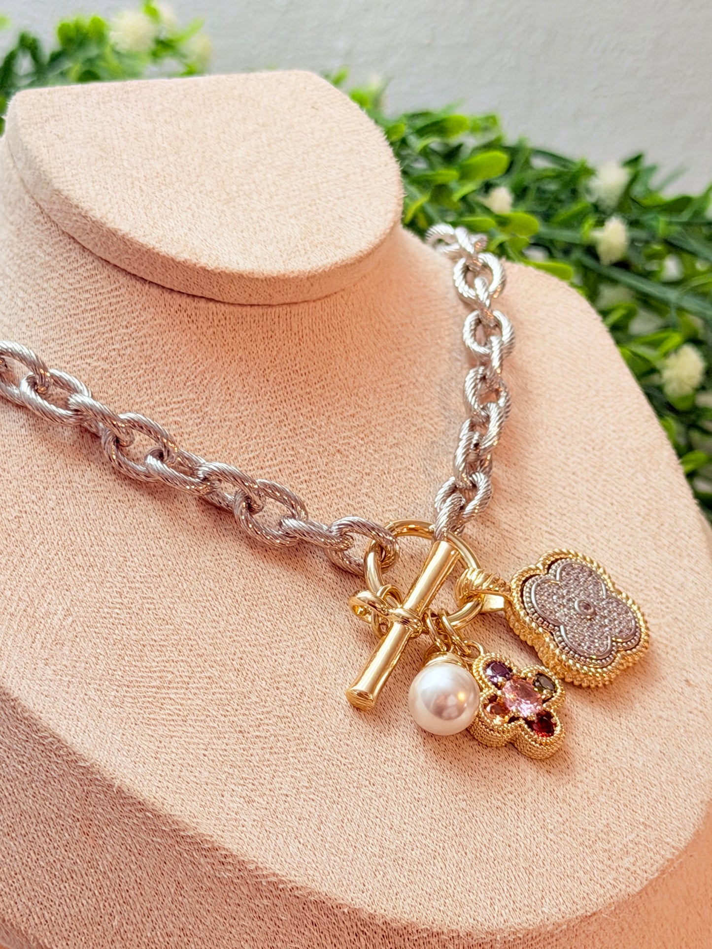 Collar dos tonos con charms