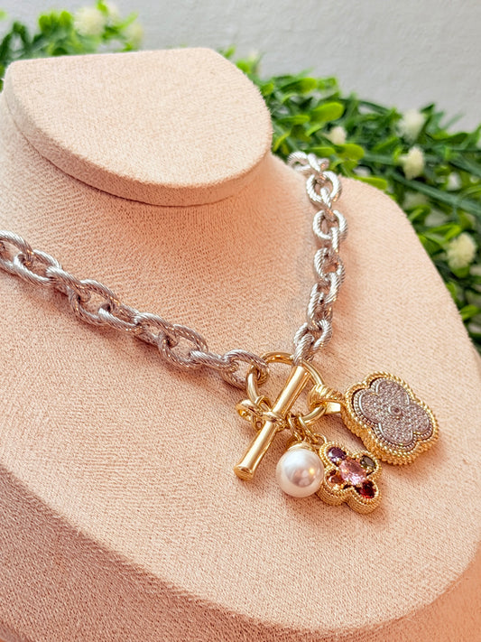 Collar dos tonos con charms
