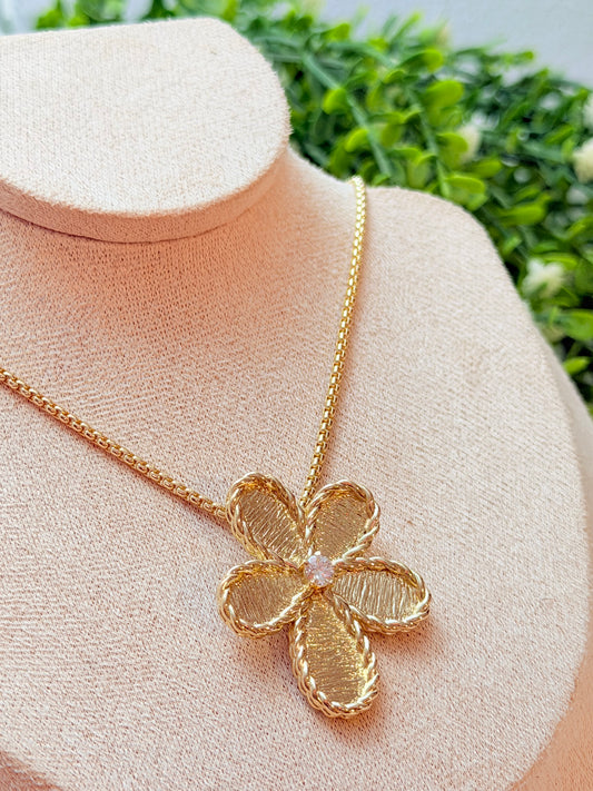 Collar flor dorada